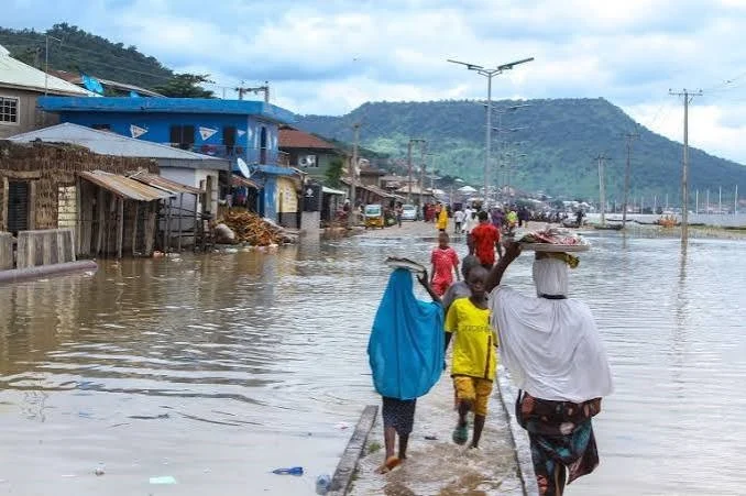 Heavy rain floods Lagos roads, agencies warn of more risks
