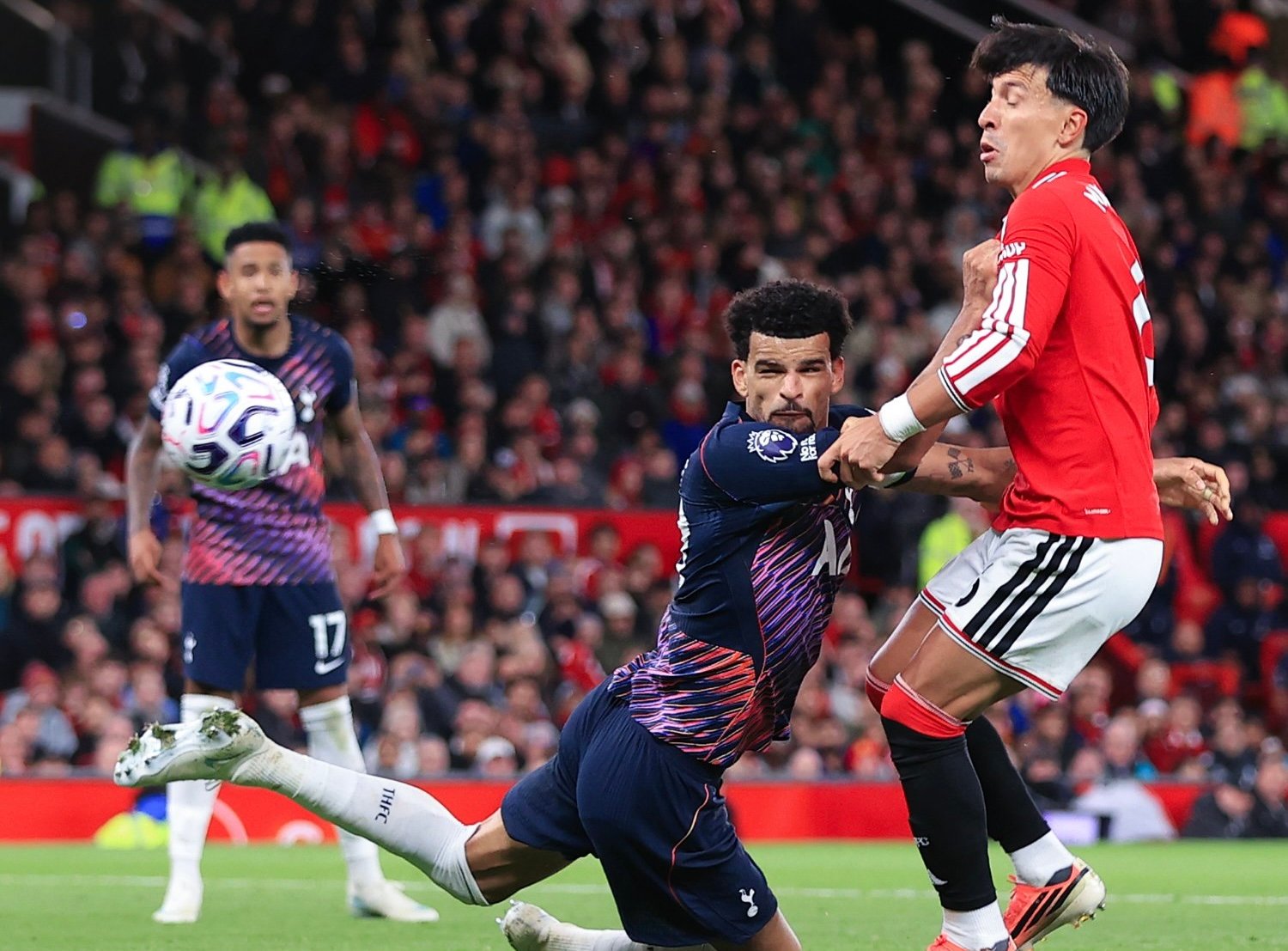 Solanke’s Late Strike Earns 10-Man Spurs 1-1 Draw At Man United