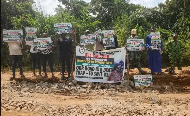 Youths protest delayed reconstruction of deplorable Ogun road