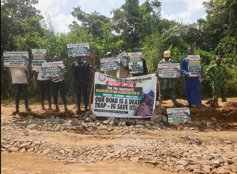 Youths protest delayed reconstruction of deplorable Ogun road